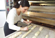 パリのパン屋さんでバゲット作りを体験!