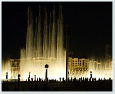 世界最大の噴水ショーで涼をとる夕べ