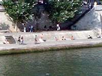 ビーチ顔負けの賑わい。セーヌ河岸の自動車道