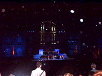 日が落ちると舞台装置が美しい光の舞台を創る